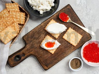 Užkandžiaukite krekeriais su ikrais ir kreminiu sūriu Žingsnis 2