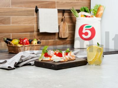 Užkandžiaukite krekeriais su ikrais ir kreminiu sūriu pagrindine nuotrauka