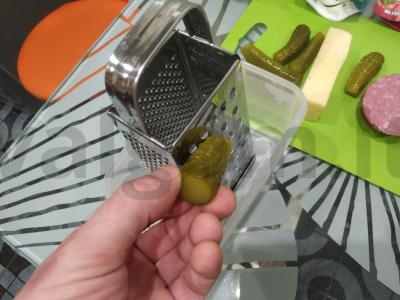 Greiti karšti sumuštiniai su dešra ir marinuotais agurkais Žingsnis 1