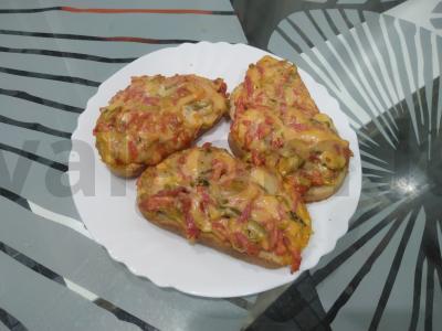 Greiti karšti sumuštiniai su dešra ir marinuotais agurkais pagrindine nuotrauka