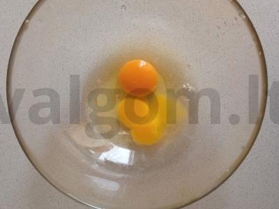 Omletas su vyšniniais pomidorais ir alyvuogėmis Žingsnis 1