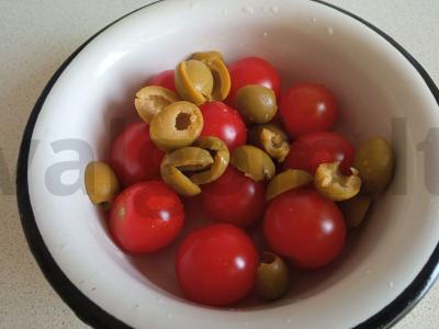 Omletas su vyšniniais pomidorais ir alyvuogėmis Žingsnis 3