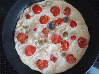 Omletas su vyšniniais pomidorais ir alyvuogėmis pagrindine nuotrauka