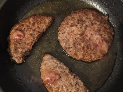 Jautienos kotletai su daržovėmis. pagrindine nuotrauka