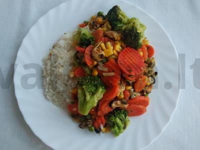 Brokolių ir midijų troškinys su ryžiais pagrindine nuotrauka