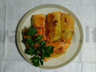 Įdaryti kopūstai grietinės padaže su pomidorų pasta pagrindine nuotrauka
