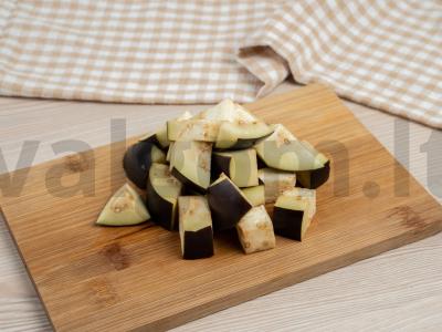 Baklažanų troškinys pomidorų ir grietinės padaže Žingsnis 1