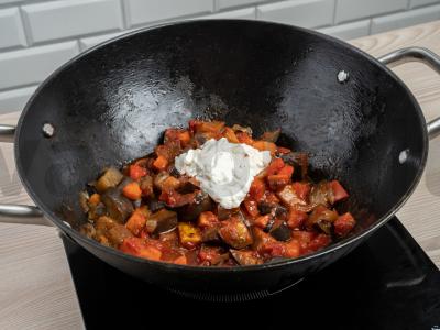 Baklažanų troškinys pomidorų ir grietinės padaže Žingsnis 3