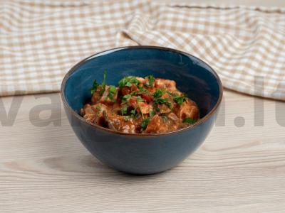 Baklažanų troškinys pomidorų ir grietinės padaže pagrindine nuotrauka