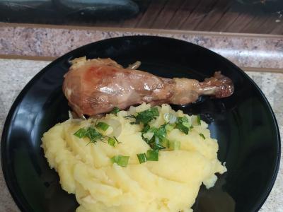 Vištiena sojos ir medaus padaže keptuvėje pagrindine nuotrauka