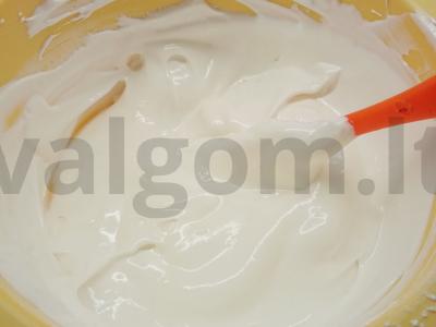 Meringue ritinys su kiviais ir bananais Žingsnis 1