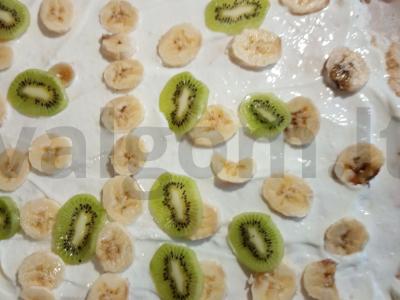 Meringue ritinys su kiviais ir bananais Žingsnis 3