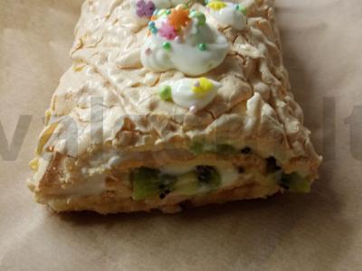 Meringue ritinys su kiviais ir bananais pagrindine nuotrauka