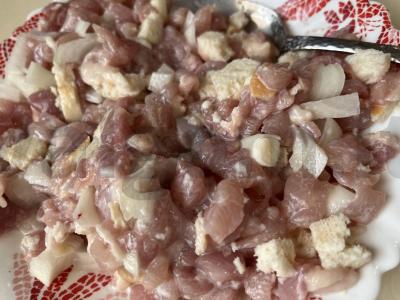 Vištienos kotletai su balta duona ir pienu Žingsnis 1