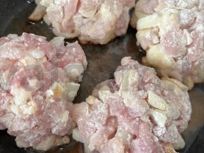 Vištienos kotletai su balta duona ir pienu Žingsnis 2