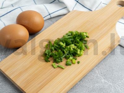 Kiaušiniai, įdaryti lašišų ikrais ir žaliaisiais svogūnais Žingsnis 1