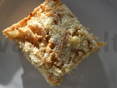 Obuolių pyragas su traškiais trupiniais pagrindine nuotrauka