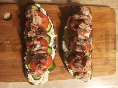 Sumuštinis su tunu pagrindine nuotrauka