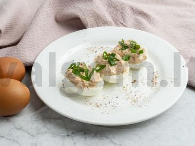 Užkandis iš įdarytų kiaušinių su menkės kepenėlėmis ir svogūnais Žingsnis 4