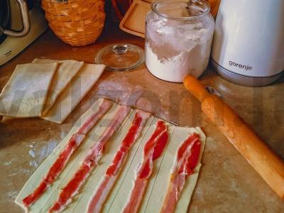 Sluoksniuotos tešlos pyragas su šonine Žingsnis 1