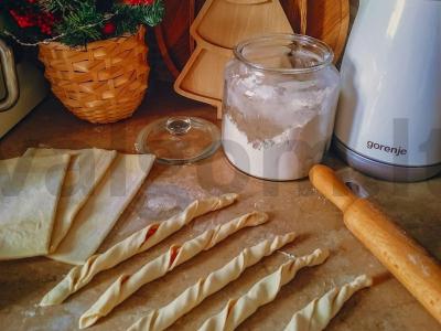 Sluoksniuotos tešlos pyragas su šonine Žingsnis 2
