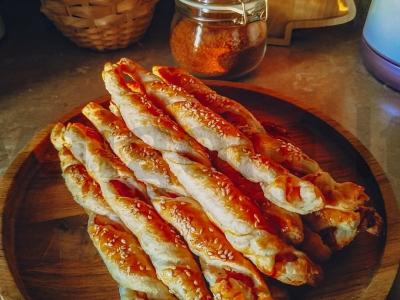 Sluoksniuotos tešlos pyragas su šonine Žingsnis 3