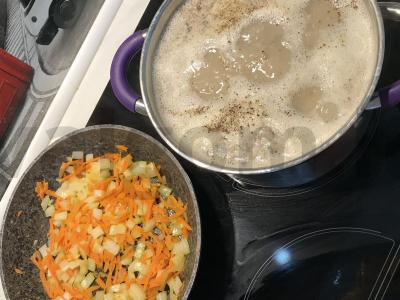 Sūrio ir žuvies sriuba Žingsnis 1