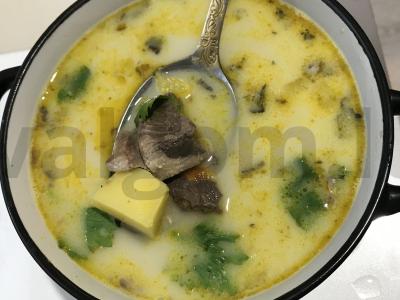 Sūrio ir žuvies sriuba pagrindine nuotrauka