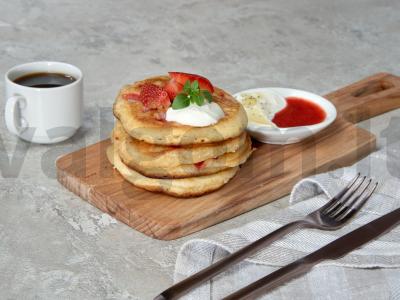 Kefyro blyneliai su braškėmis pagrindine nuotrauka
