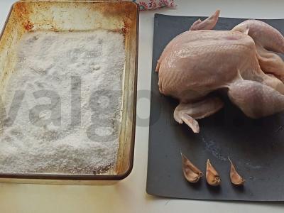 Aromatinga vištiena ant druskos lovos Žingsnis 1