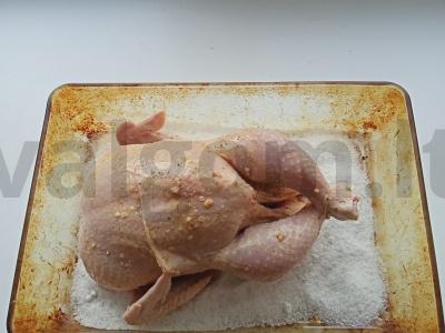 Aromatinga vištiena ant druskos lovos Žingsnis 2