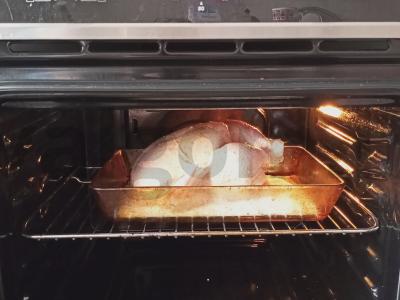 Aromatinga vištiena ant druskos lovos Žingsnis 3