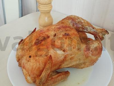 Aromatinga vištiena ant druskos lovos pagrindine nuotrauka