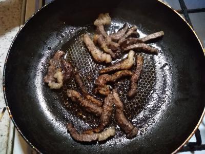 Sultinga kepta veršiena su grybais, pomidorais ir daržovėmis Žingsnis 3