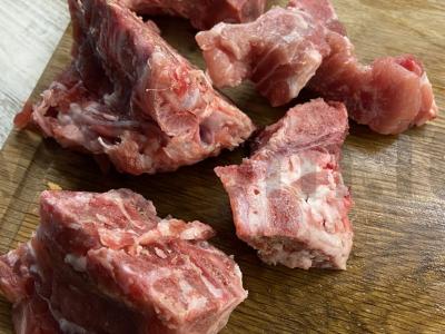 Su šonkauliukais troškintos bulvės Žingsnis 4