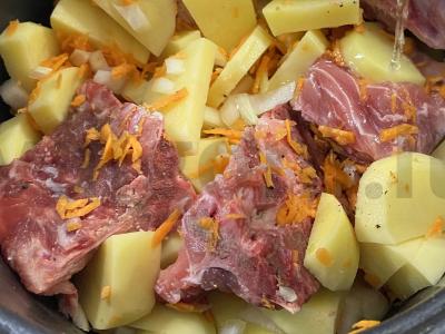 Su šonkauliukais troškintos bulvės Žingsnis 8