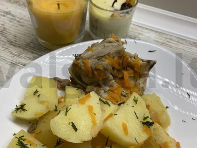 Su šonkauliukais troškintos bulvės pagrindine nuotrauka