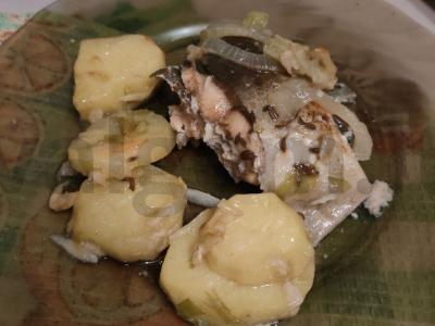 Aromatinga rausva lašiša su aštriomis bulvėmis orkaitėje pagrindine nuotrauka