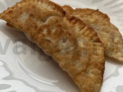Chebureks yra traškūs išorėje ir sultingi viduje. pagrindine nuotrauka