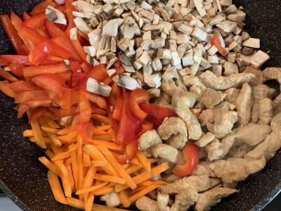 Makaronai su daržovėmis, kalakutiena ir grybais Žingsnis 6