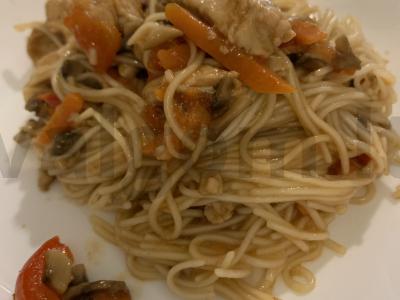 Makaronai su daržovėmis, kalakutiena ir grybais pagrindine nuotrauka