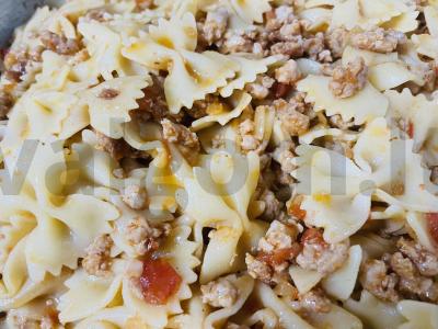 Farfalle su malta mėsa ir pomidorais pagrindine nuotrauka