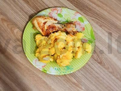 Keptos bulvės su vištiena majonezo marinate pagrindine nuotrauka