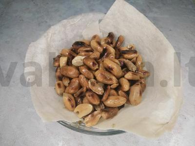 Skrudinti žemės riešutai su Himalajų druska pagrindine nuotrauka
