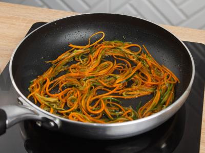 Soba su keptais agurkais ir morkomis Žingsnis 2