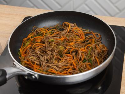 Soba su keptais agurkais ir morkomis Žingsnis 3
