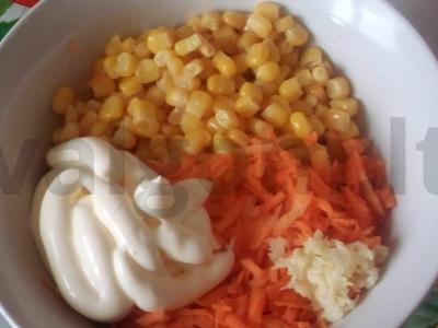 Pikantiškos morkų salotos su kukurūzais ir česnakais Žingsnis 2