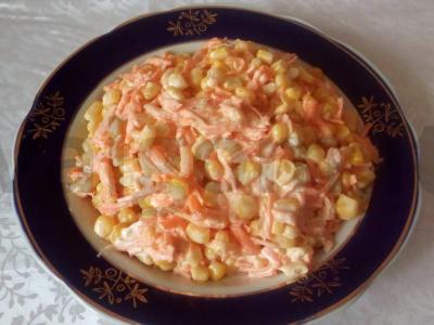 Pikantiškos morkų salotos su kukurūzais ir česnakais pagrindine nuotrauka