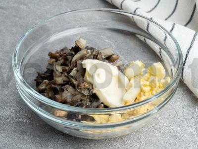 Blyneliai su grybų, svogūnų ir kiaušinių įdaru Žingsnis 3