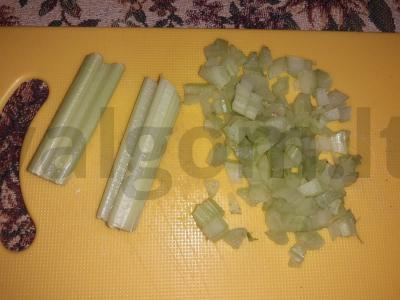 Vitaminų salotos iš raugintų kopūstų su pomidorais ir salierais Žingsnis 2